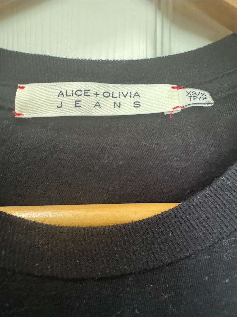 Alice + Olivia Shira "A Kind of Magic" Queen Graphic t-shirt Sz. XS/S - Picture 4 of 5